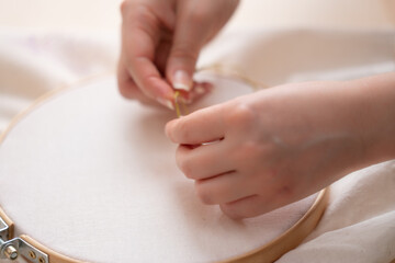 bordando en bastidor de madera circular