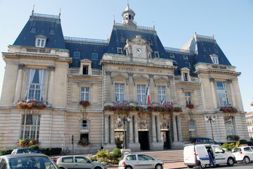 Ville de Saint-Maur-des-Fossés, façade fleurie de l'Hôtel de Ville, département du Val-de-...
