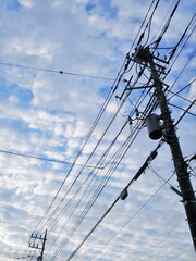 Fototapeta premium 秋の朝空と電線 