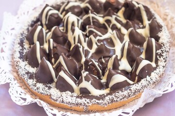 chocolate dipped caramel cone cake