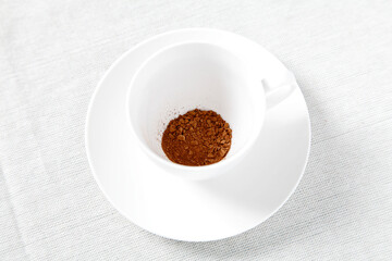 コーヒーカップの中のインスタントコーヒー
