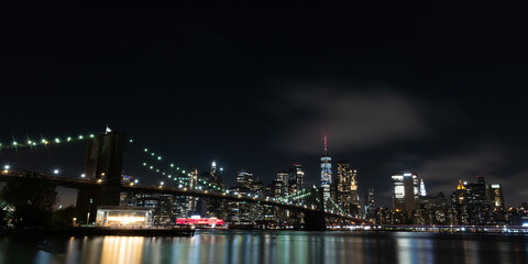 Fototapeta na wymiar Brooklyn bridge at night form the park
