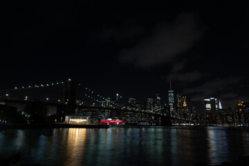 Fototapeta na wymiar Brooklyn bridge at night form the park