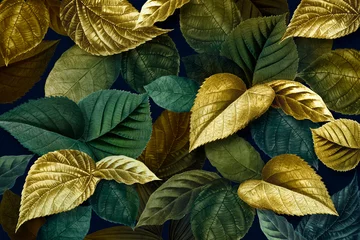 Strukturierter Hintergrund des metallischen Goldes und der grünen Blätter © Rawpixel.com