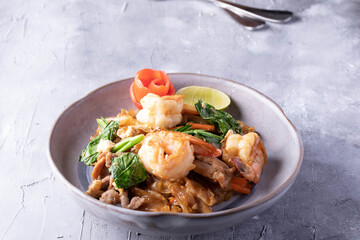 Stir fry noodles with vegetables and shrimps