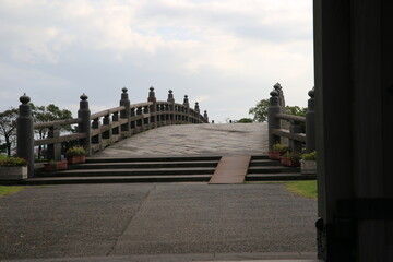 門から見た石橋