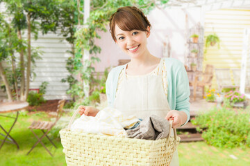 洗濯カゴを持つお母さん
