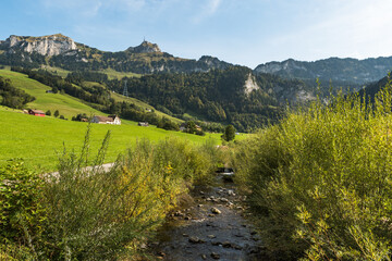 Bergbach mit Blick auf das Alpsteingebirge und Berg Hoher Kasten, Brülisau, Appenzeller Alpen, Kanton Appenzell-Innerrhoden, Schweiz