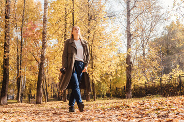 Obraz premium Woman with coffee in the park.