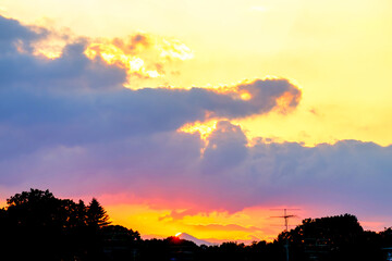 【夕日イメージ】夕日に照らされた空