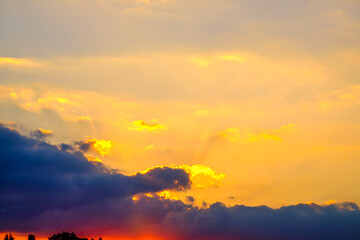 【夕日イメージ】夕日に照らされた空