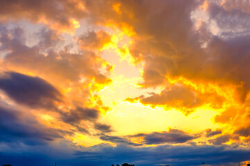 【夕日イメージ】夕日に照らされた空