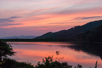 マジックアワーの綺麗な夕焼けと池に反射した夕焼け空