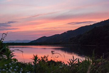 マジックアワーの綺麗な夕焼けと池に反射した夕焼け空
