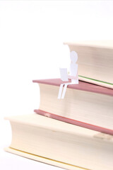 ペーパークラフトの読書している人