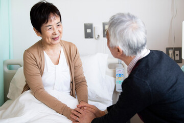 Obraz premium 入院中の妻を元気付ける夫