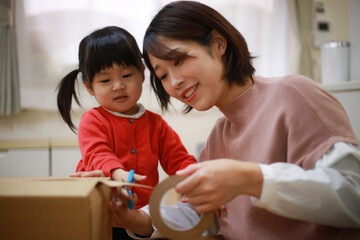 梱包作業する親子