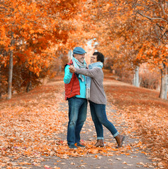 tanzendes, glückliches Paar im Herbst