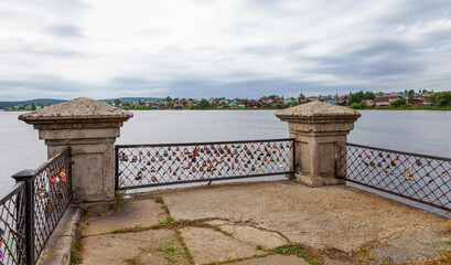 On the Stone bridge padlocks of those who marry, in the city of Sysert
