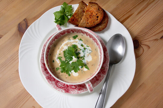 Cremige Brotsuppe mit Steinpilzen und ger&ouml;stetem Brot