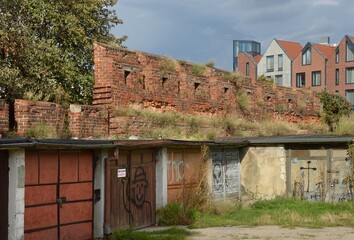 Gdańsk – średniowieczne mury obronne przy Podwalu Staromiejskim - stan z 2020 roku  - 390578175