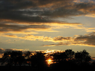 Obraz premium Beautiful view of the sun in the countryside