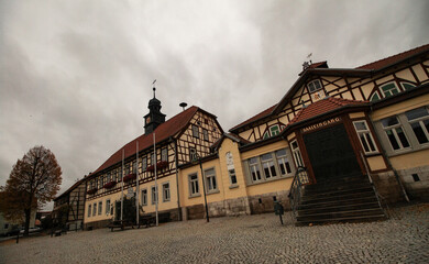Fototapeta na wymiar Herbsleben (Thüringen); Marktplatz mit Rathaus und Gemeindesaal