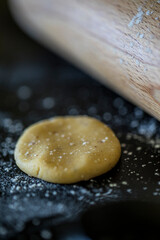 Macro Foto von Sieb welches Puderzucker auf Plätzchen rieselt