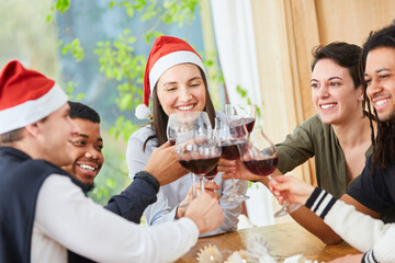 Freunde stoßen zur Weihnachtsfeier zwischen Nikolaus und Weihnachten an