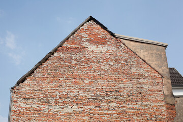 Brandmauer aus Backstein, Dach, Dachgiebel, Abbruchhaus, Verden, Niedersachsen, Deutschland, Europa