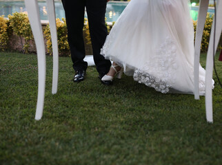 bride tread on the feet of the groom