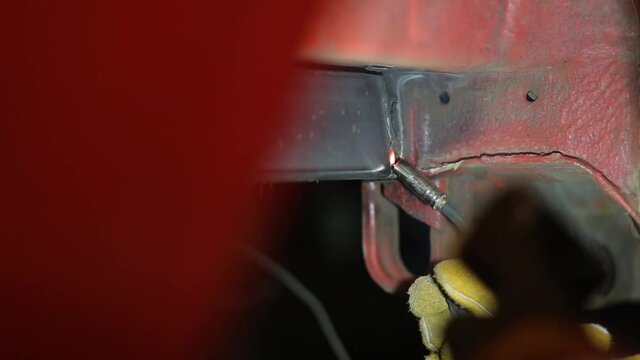 welding of side members of a truck car body, using a semi-automatic welding machine.