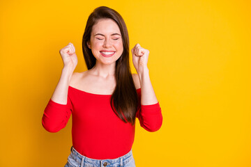 Portrait of her she nice attractive lovely glad delighted cheerful cheery brown-haired girl holding...