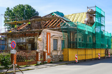 reconstruction of an old house, replacement of roof wooden structures