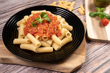 Macarrones con salsa de tomate, carne y cebolla