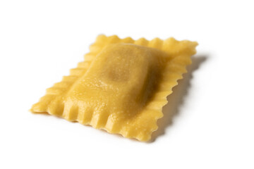 Raviolo fresco isolato su fondo bianco, cucina italiana