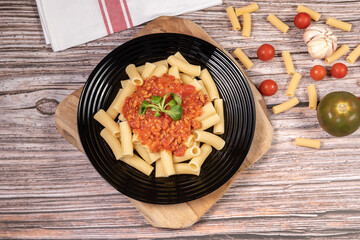 Macarrones con salsa de tomate, carne y cebolla