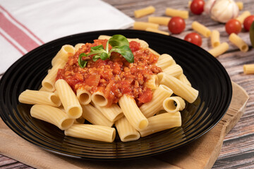 Macarrones con salsa de tomate, carne y cebolla