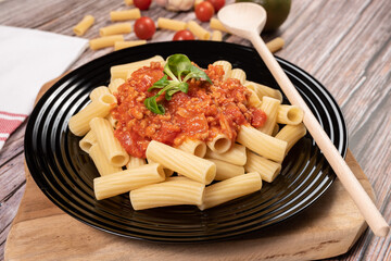 Macarrones con salsa de tomate, carne y cebolla