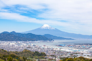 日本平から見た富士山と清水の街並み