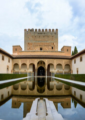 Fototapeta premium palace of the nazaries in the alhambra with water in front