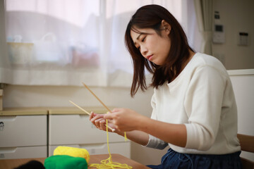 編み物の編み方に悩む女性