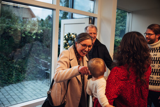 Family Arriving For Christmas Visit