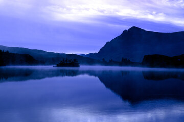 Calme et sérénité sur le lac de montagne.