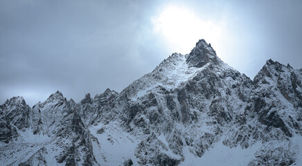 Fototapeta na wymiar Pic enneigé dans les alpes. 