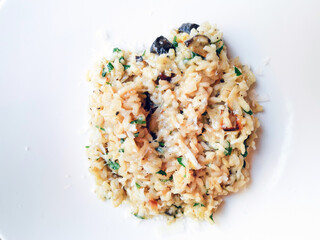 Risotto with fresh cream, salted chicken, rehydrated chips and mushrooms