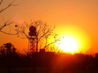 atardecer con un tanque de agua