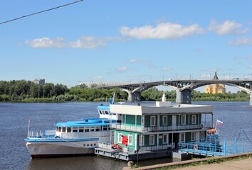 Fototapeta na wymiar View of the Kanavinsky bridge and the Oka river in Nizhny Novgorod