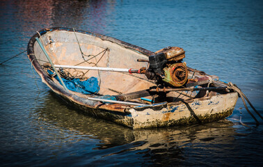 Obraz premium A traditional fishing boat stops at Hat Won Pier, Bang Saen District, Chonburi Province