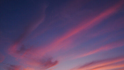 Cirrus prenant des teintes rosées alors que le soleil se couche